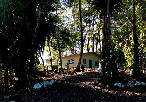Grutas el Encanto - Casa de la Colina - Ruta a Petén (Grutas el Encanto - Casa de la Colina - Ruta a Peten) in Rio Dulce Grutas el Encanto - Casa de la Colina - Ruta a Petén (Grutas el Encanto - Casa de la Colina - Ruta a Peten) in Rio Dulce