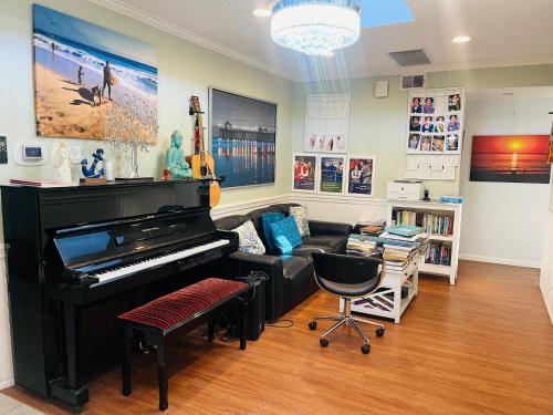 Costa Mesa Homestay - Private Rooms with 2 Shared Baths and Hosts Onsite in Halecrest Costa Mesa Homestay - Private Rooms with 2 Shared Baths and Hosts Onsite in Halecrest