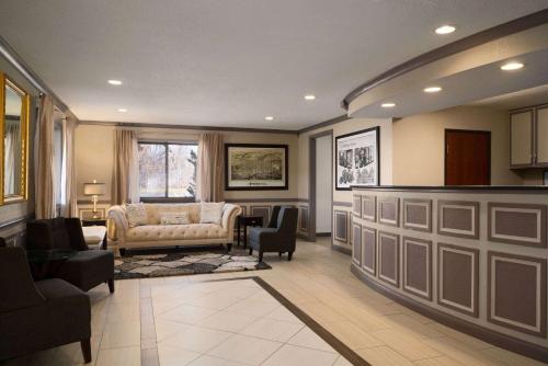 Lobi, Super 8 By Wyndham Ithaca in Ithaca (NY) Lobi, Super 8 By Wyndham Ithaca in Ithaca (NY)