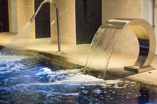 Úszómedence, DoubleTree by Hilton Hotel & Spa Liverpool near Szent György Csarnok Úszómedence, DoubleTree by Hilton Hotel & Spa Liverpool near Szent György Csarnok