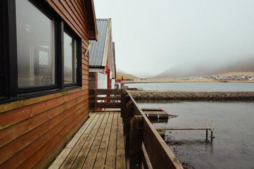 נוף, Neystastova - Boathouse Stay with Fjord Views in Hósvík נוף, Neystastova - Boathouse Stay with Fjord Views in Hósvík