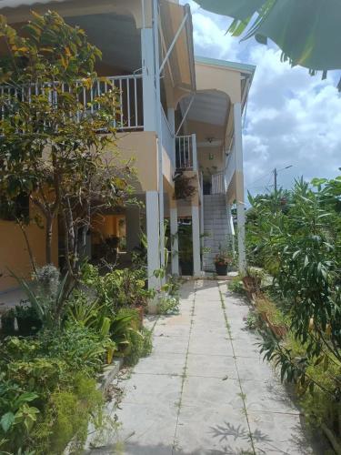 Studio charmant au Moule avec jardin de 35 m² et barbecue in Le Moule Studio charmant au Moule avec jardin de 35 m² et barbecue in Le Moule