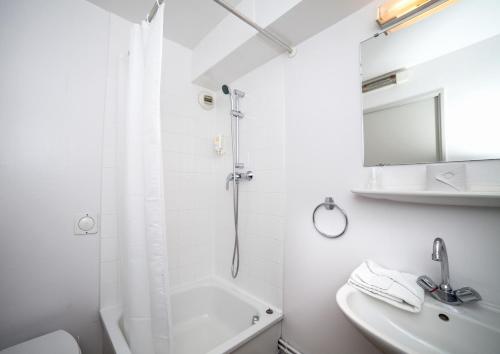 Bathroom, Adagio Access Paris Maisons-Alfort Aparthotel in Maisons-Alfort Bathroom, Adagio Access Paris Maisons-Alfort Aparthotel in Maisons-Alfort