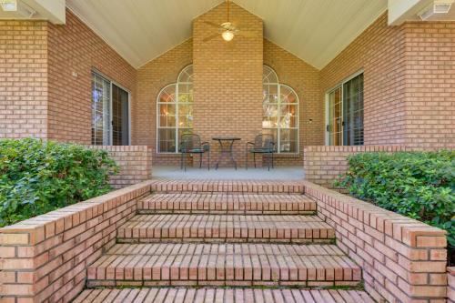 Chic Home with Club Access Near Bay St Louis! in 鑽石首 (MS) Chic Home with Club Access Near Bay St Louis! in 鑽石首 (MS)