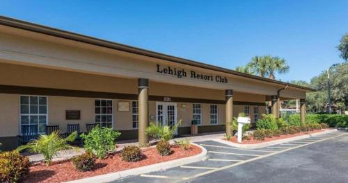 Exterior view, Lehigh Resort Club in Lehigh Acres (FL) Exterior view, Lehigh Resort Club in Lehigh Acres (FL)