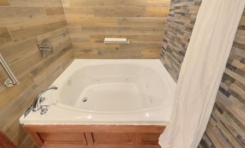Arbors at Island Landing Hotel & Suites in Pidžin Forgas (TN) Arbors at Island Landing Hotel & Suites in Pidžin Forgas (TN)
