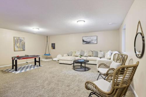 Basketball Court, Pickleball, Karaoke, 6 Beds in Richfield Basketball Court, Pickleball, Karaoke, 6 Beds in Richfield