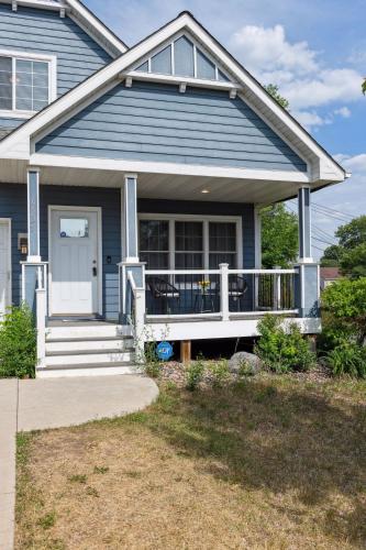 Basketball Court, Pickleball, Karaoke, 6 Beds in Richfield (MN) Basketball Court, Pickleball, Karaoke, 6 Beds in Richfield (MN)