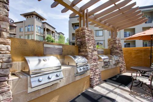 Mid-Century Modern Phoenix Condo, Walk to High St! in Desert View Village Mid-Century Modern Phoenix Condo, Walk to High St! in Desert View Village