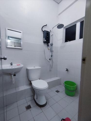 Bathroom, Amna Homestay Sandakan near Rainforest Discovery Centre (RDC) Bathroom, Amna Homestay Sandakan near Rainforest Discovery Centre (RDC)