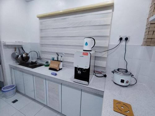Kitchen, Amna Homestay Sandakan near Rainforest Discovery Centre (RDC) Kitchen, Amna Homestay Sandakan near Rainforest Discovery Centre (RDC)