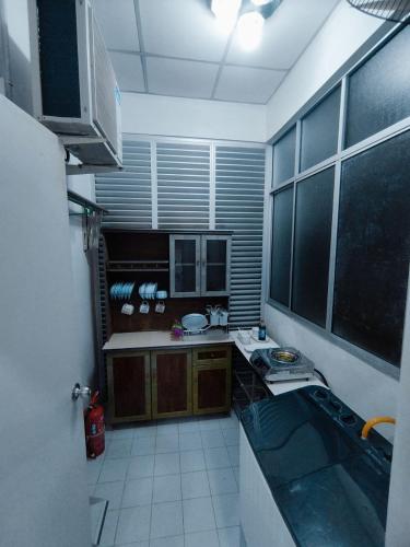 Kitchen, Amna Homestay Sandakan near Rainforest Discovery Centre (RDC) Kitchen, Amna Homestay Sandakan near Rainforest Discovery Centre (RDC)