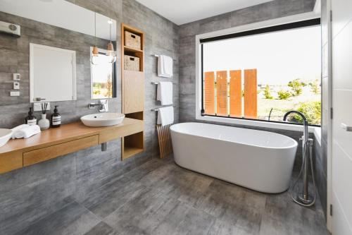 Majestic Mountain Retreat in Twizel Majestic Mountain Retreat in Twizel