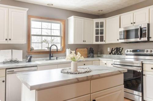 Spacious 4BR Colonial with River Views & Family Charm in Barboursville (WV) Spacious 4BR Colonial with River Views & Family Charm in Barboursville (WV)
