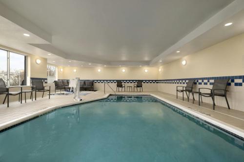 游泳池, 斯普林代爾萬楓套房酒店 (Fairfield Inn and Suites Springdale) in 阿肯色州斯普林代爾 (AR) 游泳池, 斯普林代爾萬楓套房酒店 (Fairfield Inn and Suites Springdale) in 阿肯色州斯普林代爾 (AR)