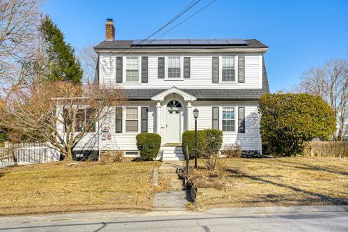 Home with Backyard about 2 Mi to Downtown Lexington! in Λέξινκτον(Μασαχουσέτη) Home with Backyard about 2 Mi to Downtown Lexington! in Λέξινκτον(Μασαχουσέτη)