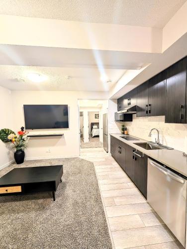 Luxury Modern 2-Bedroom Suite in Airdrie Luxury Modern 2-Bedroom Suite in Airdrie