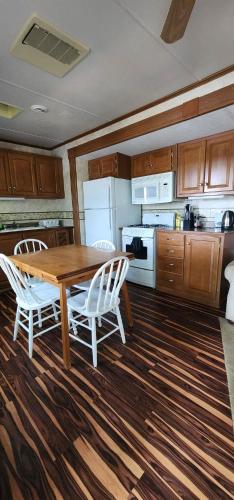 Lakefront RV Cottage in Parry Sound #3 in Parry Sound (ON) Lakefront RV Cottage in Parry Sound #3 in Parry Sound (ON)