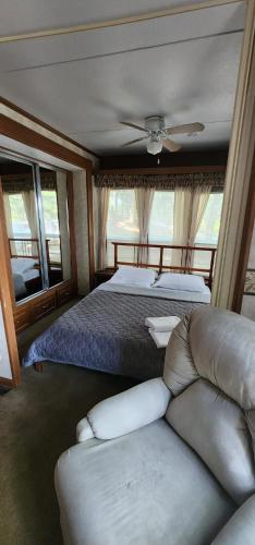 Lakefront RV Cottage in Parry Sound #3 in Parry Sound (ON) Lakefront RV Cottage in Parry Sound #3 in Parry Sound (ON)