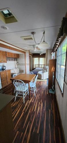 Lakefront RV Cottage in Parry Sound #3 in Parry Sound (ON) Lakefront RV Cottage in Parry Sound #3 in Parry Sound (ON)
