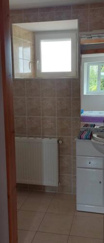 Shower, Eugenie in Saint-Avit Shower, Eugenie in Saint-Avit