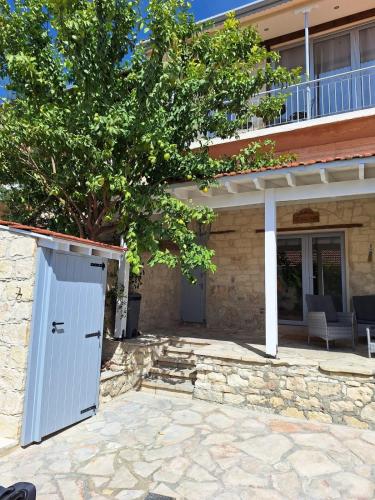 Vouno Vouni Cottage in 禾尤尼 Vouno Vouni Cottage in 禾尤尼