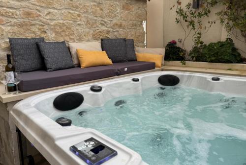 熱水浴缸, Vouno Vouni Cottage in 禾尤尼 熱水浴缸, Vouno Vouni Cottage in 禾尤尼