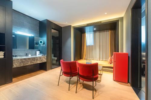 HeSu DESIGNER Hotel & Suites - Xi'an Drum Tower & YONGNING Gate Branch (HeSu Designer Family Suites & Hotel -Near Xi'an Drum Tower and Yongning Gate -Free Laundry Luggage S) in Kis Vadlúd Pagoda HeSu DESIGNER Hotel & Suites - Xi'an Drum Tower & YONGNING Gate Branch (HeSu Designer Family Suites & Hotel -Near Xi'an Drum Tower and Yongning Gate -Free Laundry Luggage S) in Kis Vadlúd Pagoda