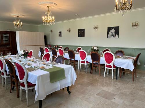Bankett-terem, chambre d'hôtes Le Domaine de la Vallée (chambre d'hotes Le Domaine de la Vallee) in Saint Martin De Varreville Bankett-terem, chambre d'hôtes Le Domaine de la Vallée (chambre d'hotes Le Domaine de la Vallee) in Saint Martin De Varreville