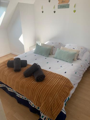 Country house with unfenced garden in Lindry Country house with unfenced garden in Lindry