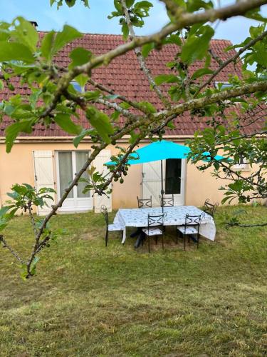 Country house with unfenced garden in Lindry Country house with unfenced garden in Lindry