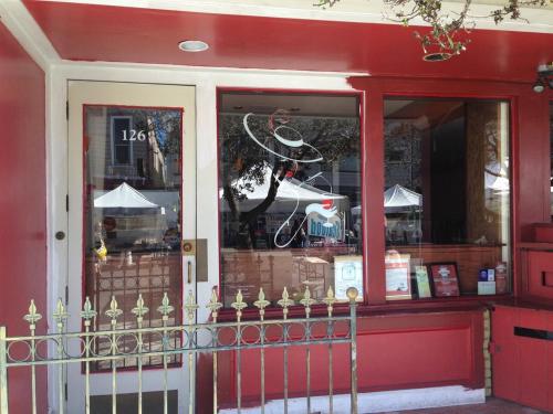 Sunny Garden Suite, Perfect Locale in Richmond District Sunny Garden Suite, Perfect Locale in Richmond District