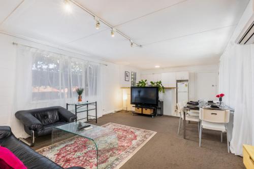 Cozy and bright home 2beds & 1 Bath close to Yarralumla Lake and Shopping Center in يارالوملا Cozy and bright home 2beds & 1 Bath close to Yarralumla Lake and Shopping Center in يارالوملا