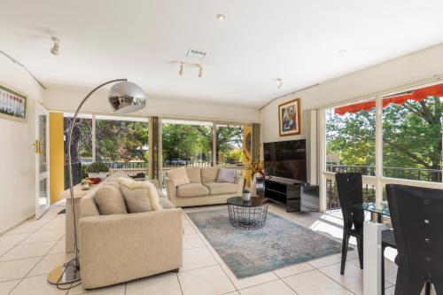 Yarralumla Sunny&open&comfy 3B&2B home near by a lake and shopping centre in يارالوملا Yarralumla Sunny&open&comfy 3B&2B home near by a lake and shopping centre in يارالوملا