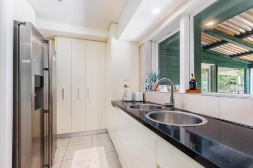 Architectural Comfy 2B&2B home with a garden view close to a lake and Yarralumla Shopping Centre in Yarralumla Architectural Comfy 2B&2B home with a garden view close to a lake and Yarralumla Shopping Centre in Yarralumla