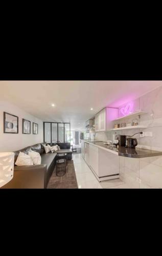 Nid Douillet avec jacuzzi et jardin prive in Alfortville Nid Douillet avec jacuzzi et jardin prive in Alfortville