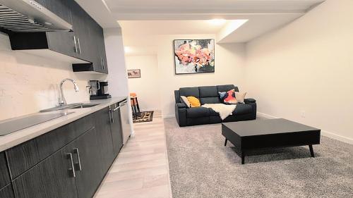 Luxury Modern 2-Bedroom Suite in Airdrie Luxury Modern 2-Bedroom Suite in Airdrie
