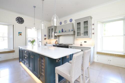 Fantastic historic Georgian villa, + tennis court. in Claverton Fantastic historic Georgian villa, + tennis court. in Claverton