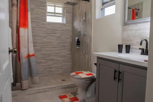 Kamar Mandi, The apartment features an open plan living and dining area, and a spacious and in Hampton Kamar Mandi, The apartment features an open plan living and dining area, and a spacious and in Hampton
