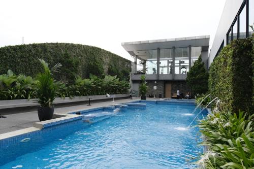 Swimming pool, The Premiere Hotel in Pekanbaru Swimming pool, The Premiere Hotel in Pekanbaru