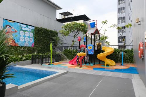 Swimming pool, The Premiere Hotel in Pekanbaru Swimming pool, The Premiere Hotel in Pekanbaru
