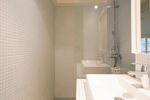 Bathroom, Appartement chill au cœur du Marais in Paris Bathroom, Appartement chill au cœur du Marais in Paris