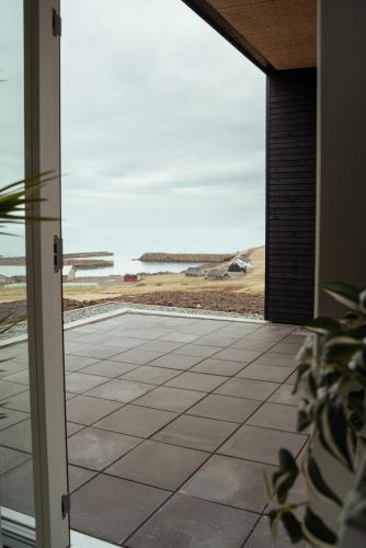 מרפסת, 3 BR Apartment - Parking - Sea View - Nature in Skálavík מרפסת, 3 BR Apartment - Parking - Sea View - Nature in Skálavík