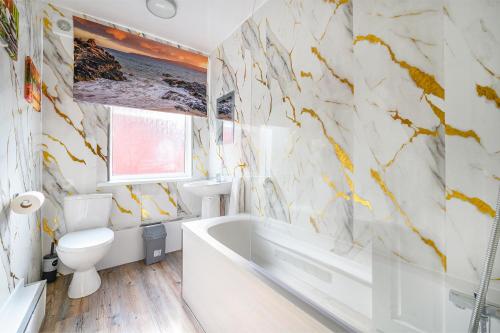 Bathroom, -RA15CFA- For Relaxed and Cosy stay with Free Parking in Beeston Bathroom, -RA15CFA- For Relaxed and Cosy stay with Free Parking in Beeston