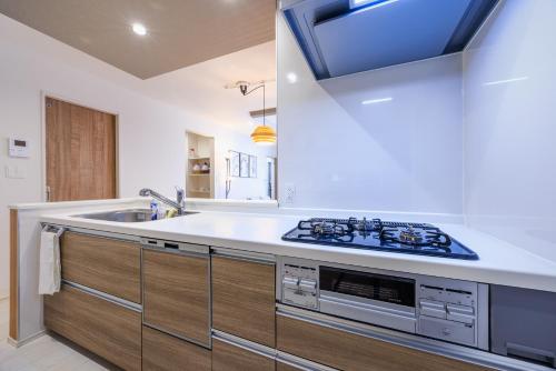 Kitchen, House FORMOSA中島 in Minato Kitchen, House FORMOSA中島 in Minato
