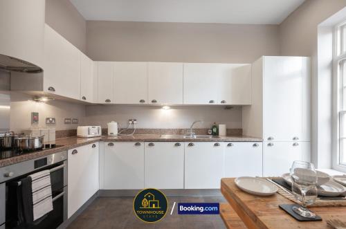 Létesítmények, Four Bedroom House By Townhouse Stays Short Lets & Serviced Accommodation Colchester With Garden & F in Stanway Létesítmények, Four Bedroom House By Townhouse Stays Short Lets & Serviced Accommodation Colchester With Garden & F in Stanway