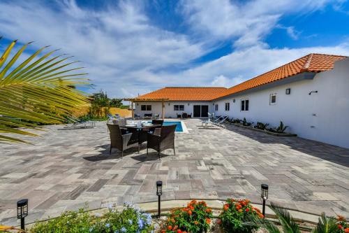 Modern Salia Cerca Retreat Pool & Bbq in Noord Modern Salia Cerca Retreat Pool & Bbq in Noord