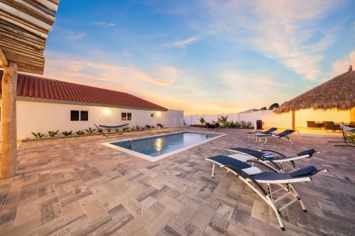 Modern Salia Cerca Retreat Pool & Bbq in Noord Modern Salia Cerca Retreat Pool & Bbq in Noord