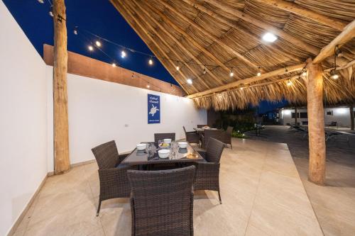 Modern Salia Cerca Retreat Pool & Bbq in Noord Modern Salia Cerca Retreat Pool & Bbq in Noord