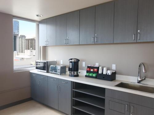 Közös társalgó / TV, FIRST CABIN INTERNATIONAL HAWAII in Honolulu (HI) Közös társalgó / TV, FIRST CABIN INTERNATIONAL HAWAII in Honolulu (HI)